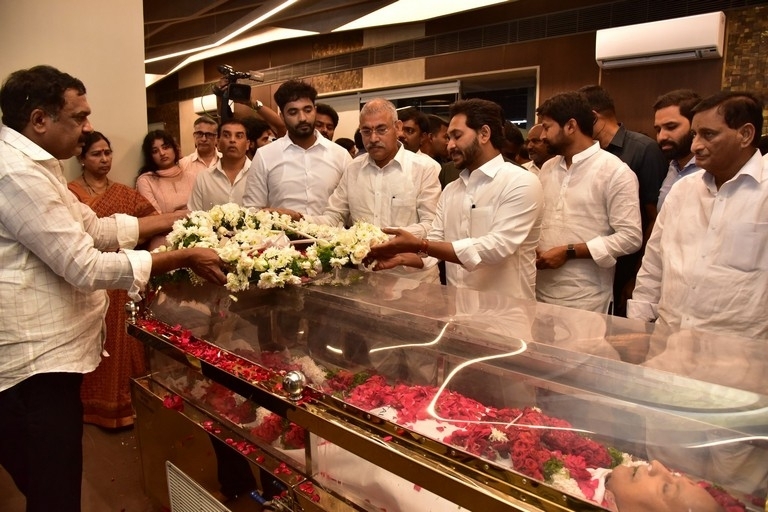 Superstar Krishna final rites - 59 / 63 photos