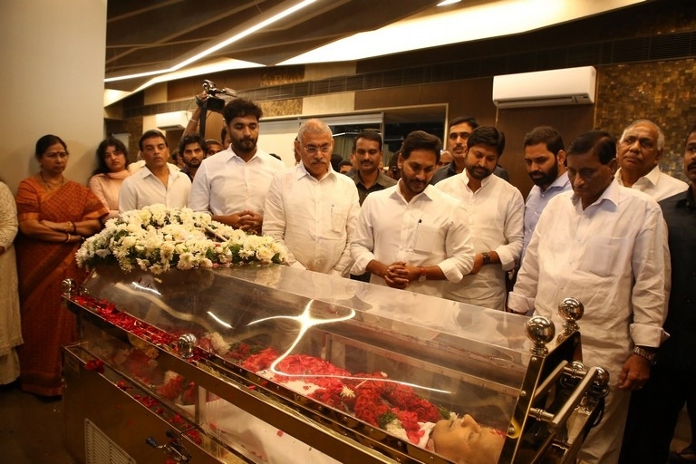 Superstar Krishna final rites - 62 / 63 photos