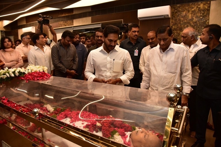 Superstar Krishna final rites - 63 / 63 photos