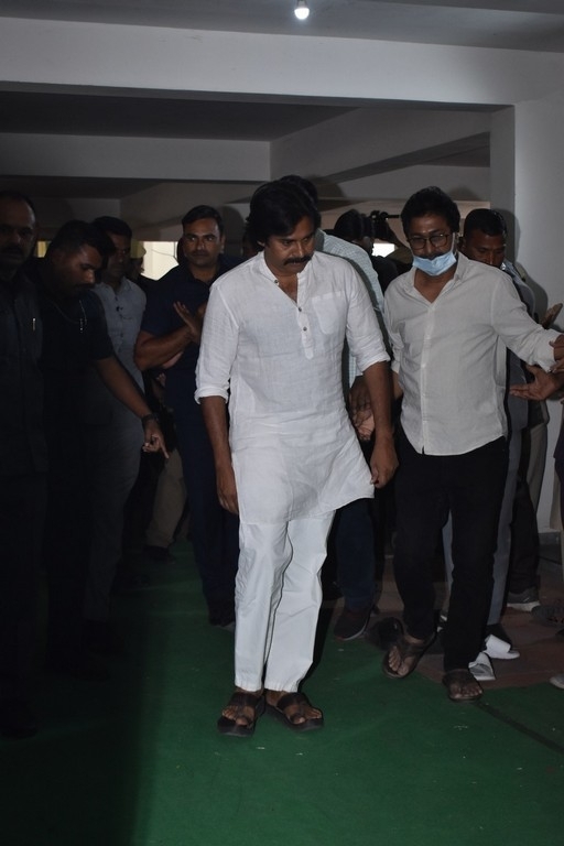 Celebrities condolences Kaikala Satyanarayana - 12 / 38 photos