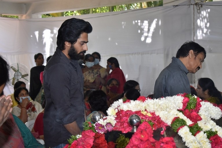 Celebrities condolences Kaikala Satyanarayana - 15 / 38 photos