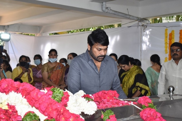 Celebrities condolences Kaikala Satyanarayana - 21 / 38 photos