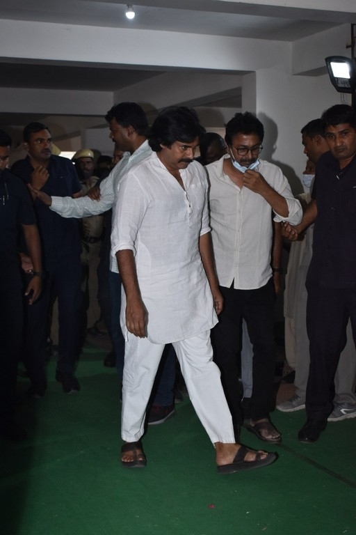 Celebrities condolences Kaikala Satyanarayana - 25 / 38 photos