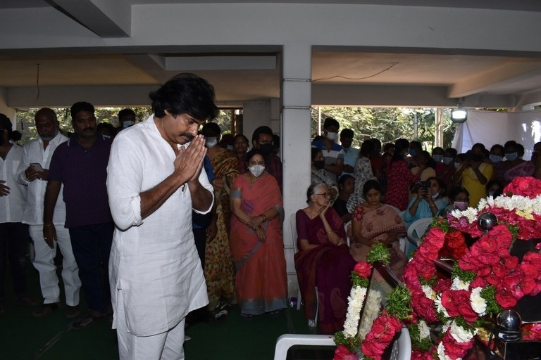 Celebrities condolences Kaikala Satyanarayana - 28 / 38 photos