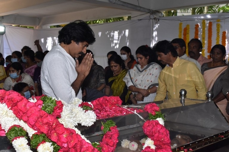 Celebrities condolences Kaikala Satyanarayana - 32 / 38 photos