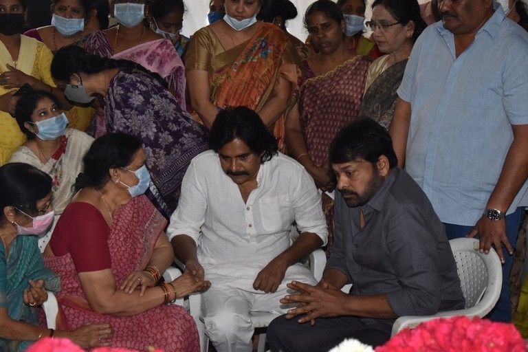 Celebrities condolences Kaikala Satyanarayana - 33 / 38 photos