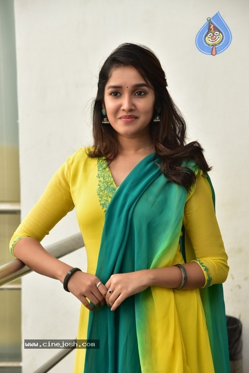 Anikha Surendran Photos - 7 / 14 photos