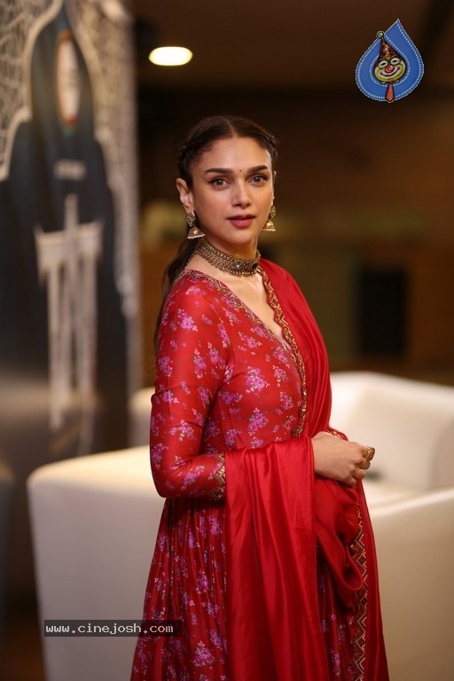 Aditi Rao Hydari Photos - 12 / 21 photos