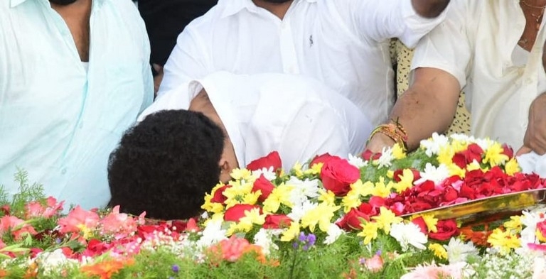 Tarak at NTR Ghat - 1 / 4 photos