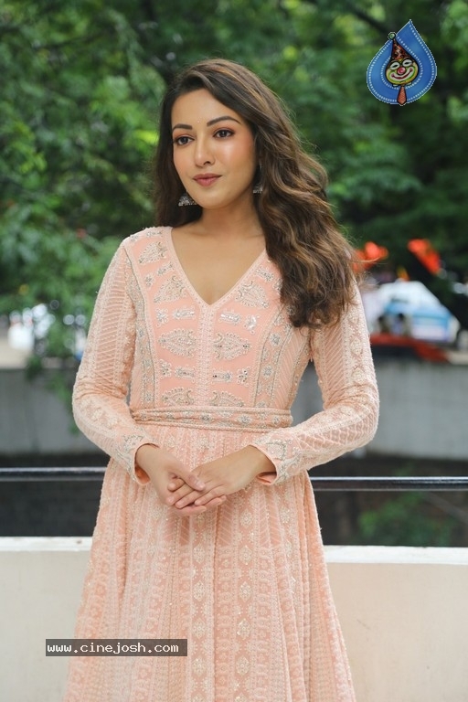 Catherine Tresa Photos - 15 / 21 photos