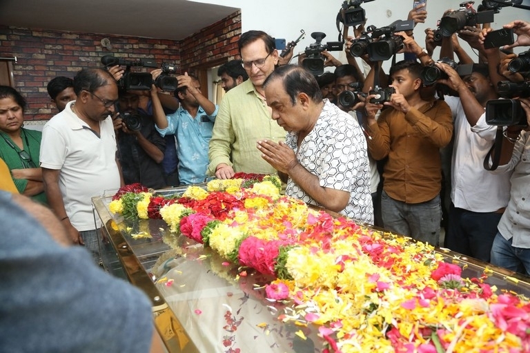 Celebs Pay homage to Chandra Mohan  - 23 / 24 photos