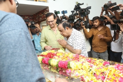 Celebs Pay homage to Chandra Mohan  - 31 of 24