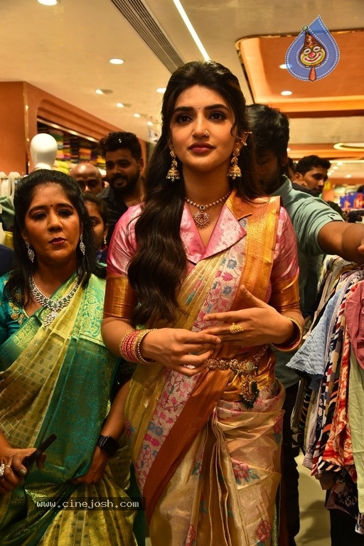 Sreeleela at CMR family mall in Kukatpally - 21 / 36 photos