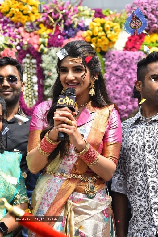 Sreeleela at CMR family mall in Kukatpally - 22 / 36 photos