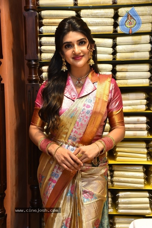 Sreeleela at CMR family mall in Kukatpally - 24 / 36 photos