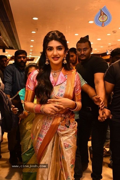 Sreeleela at CMR family mall in Kukatpally - 26 / 36 photos