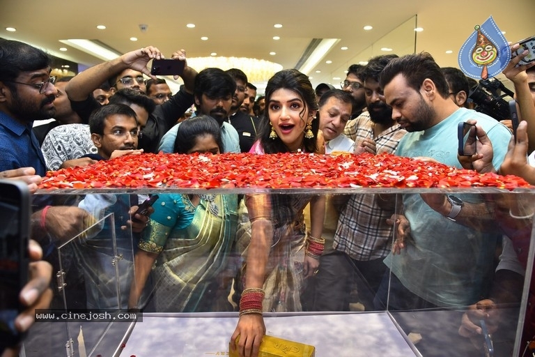 Sreeleela at CMR family mall in Kukatpally - 28 / 36 photos