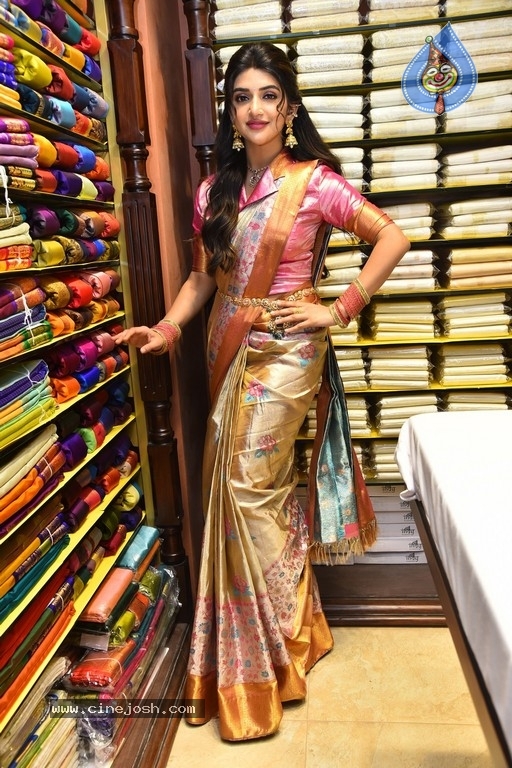 Sreeleela at CMR family mall in Kukatpally - 29 / 36 photos