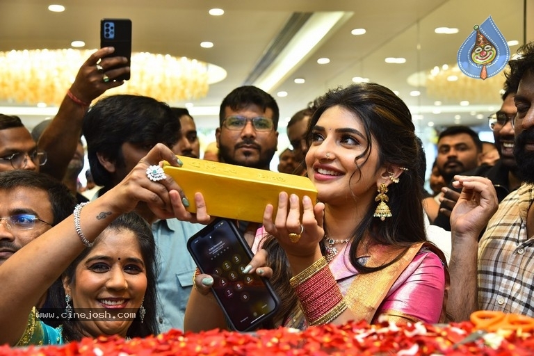 Sreeleela at CMR family mall in Kukatpally - 32 / 36 photos