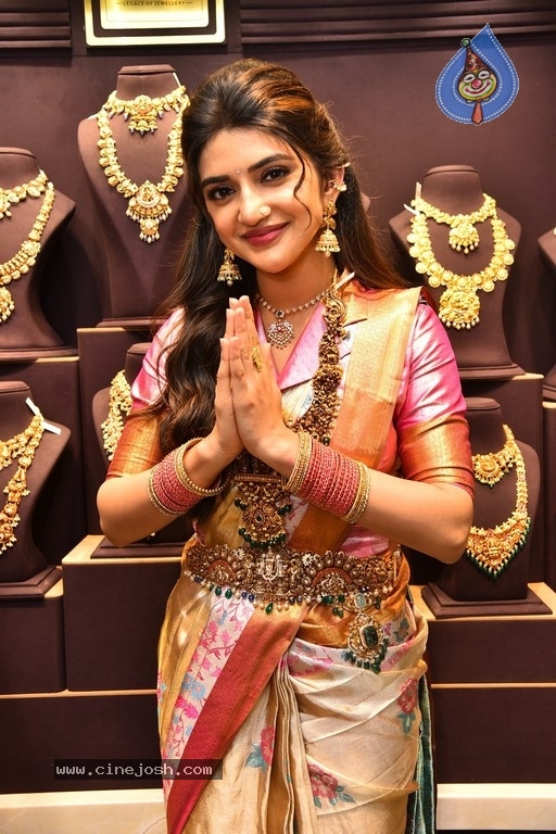 Sreeleela at CMR family mall in Kukatpally - 33 / 36 photos