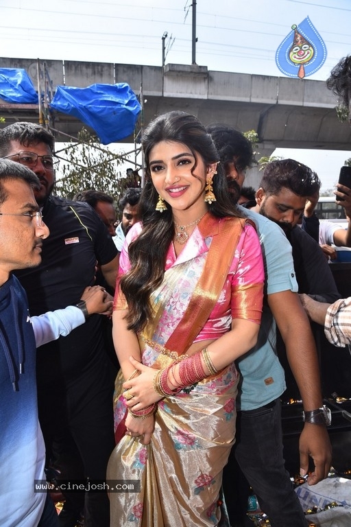 Sreeleela at CMR family mall in Kukatpally - 35 / 36 photos