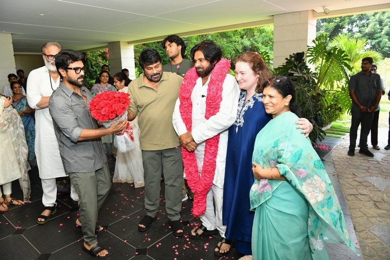 Pawan Kalyan Meets Megastar - 7 / 22 photos