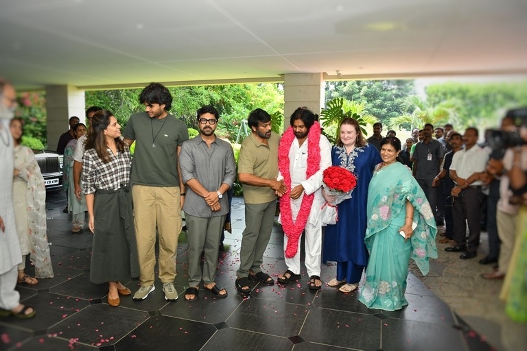 Pawan Kalyan Meets Megastar - 14 / 22 photos