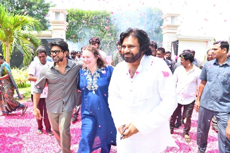 Pawan Kalyan Meets Megastar - 17 / 22 photos