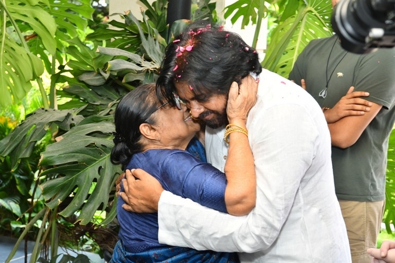 Pawan Kalyan Meets Megastar - 18 / 22 photos