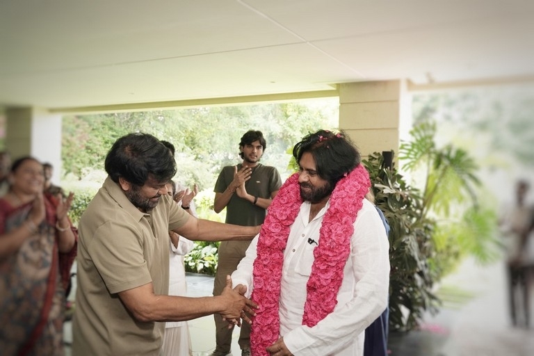 Pawan Kalyan Meets Megastar - 20 / 22 photos