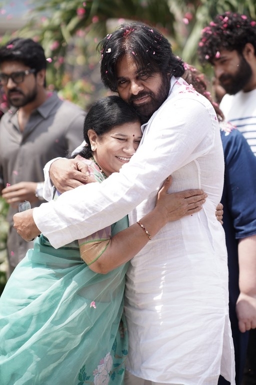 Pawan Kalyan Meets Megastar - 21 / 22 photos