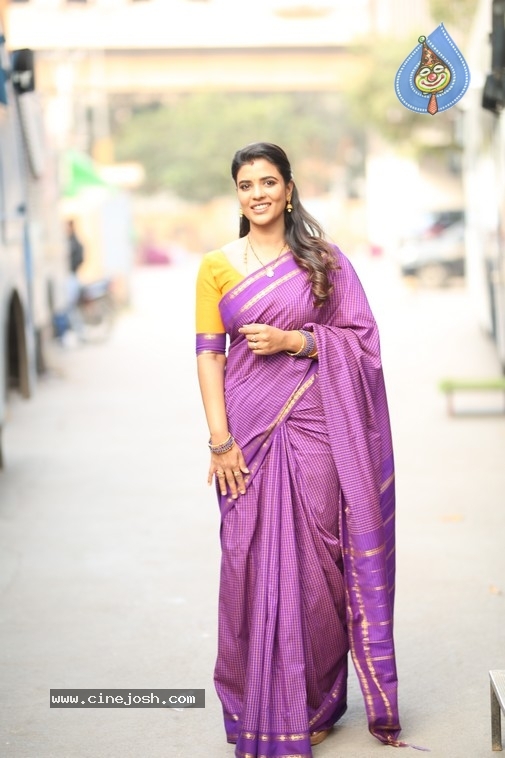 Aishwarya Rajesh Pics - 11 / 12 photos