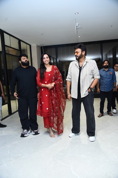 Adarsha Kutumbam Movie Trailer Launch Photos