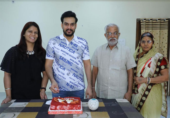 22 movie hero,rupesh kumar,birthday celebration,family  సింపుల్‌గా ‘22’ హీరో రూపేష్ బర్త్‌డే సెలెబ్రేషన్స్!