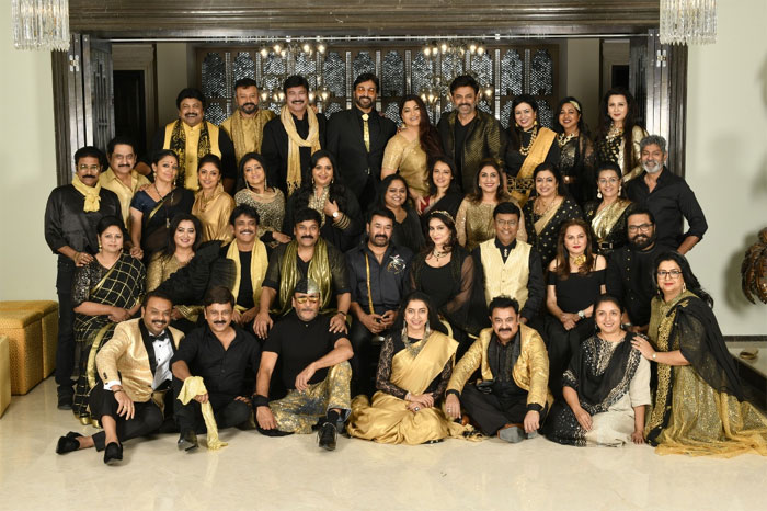 mega star,hosting,class of eighties,80s celebrities,event  చిరు కొత్త ఇంట్లో తారా తోరణం