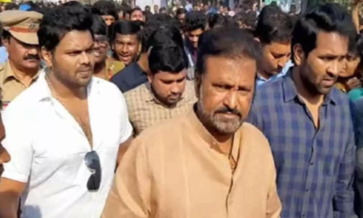 manchu manoj,mohan babu  మంచు ఫ్యామిలిలో విచిత్ర పరిస్థితి 