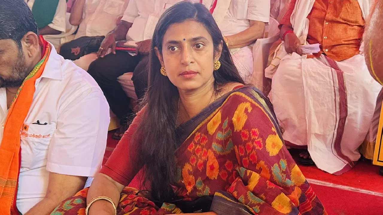 kasthuri  పరారీలో నటి కస్తూరి 