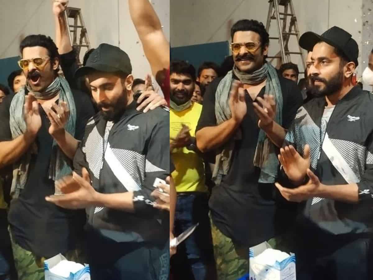 adipurush movie,prabhas,om raut,kriti sanon,adipurush team celebrating 100 days of shoot,adipurush movie celebrating 100 days celebrations  ఆదిపురుష్ సెట్ లో సెలెబ్రేషన్స్ 