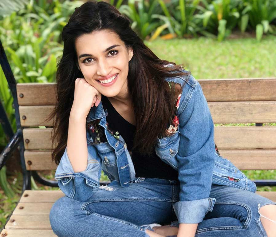 kriti sanon,adipurush sita,prabhas heroine,7 upcoming films  ఆదిపురుష్ సీత చేతిలో 7 భారీ ప్రాజెక్ట్స్