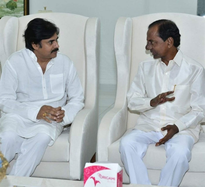 kcr,waiting,pawan kalyan,politics,andarivadu,kondarivadu  పవన్ వేసిన స్టెప్ కి జుట్టు పీక్కుంటున్నారు! 