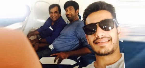 akhil,brahmanandam,vennela kishore,selfi photo  కమెడియన్స్‌తో సెల్ఫీ దిగిన అఖిల్‌..!