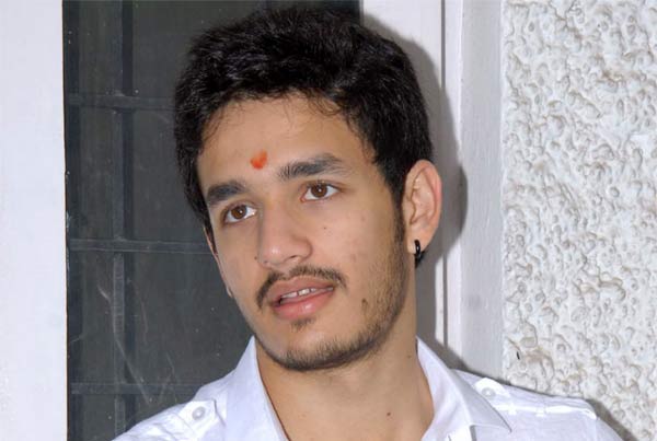 akhil,nagarjuna,mass image   కుటుంబ నియమాలకు దూరంగా వెళ్తోన్న అఖిల్‌!