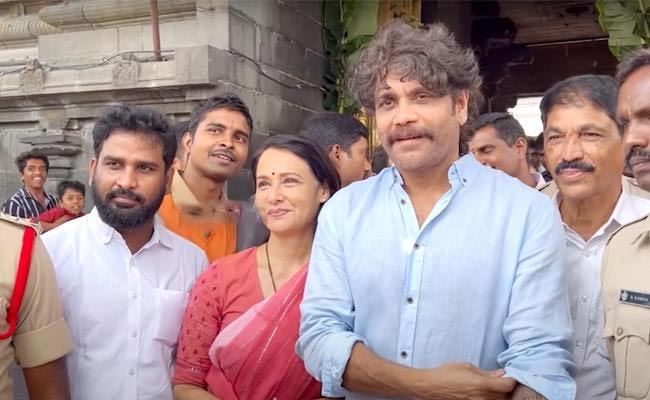 akkineni nagarjuna  కొడుకుల కోసం శ్రీవారి సేవలో నాగ్-అమల 