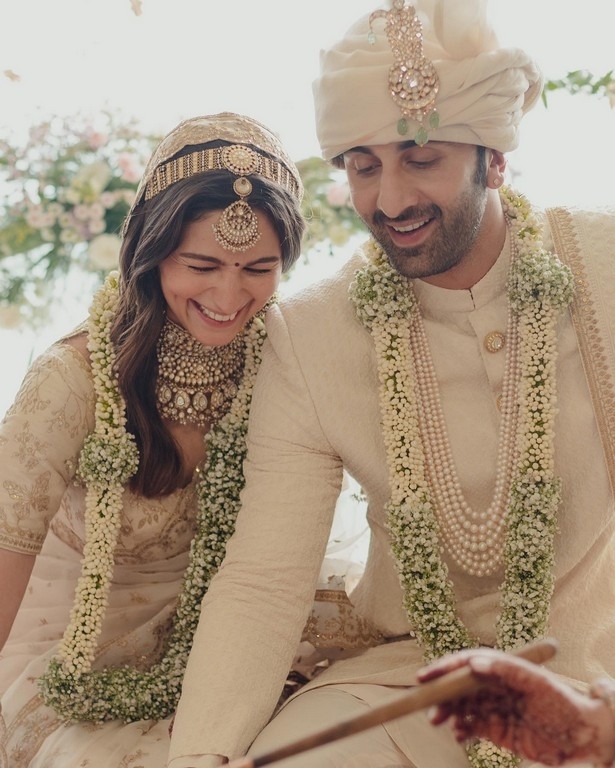 ranbir and alia,alia bhatt and ranbir kapoor wedding,alia bhatt and ranbir kapoor wedding photos,alia bhatt wedding,ranbir wedding  రెండు కళ్ళు చాలడం లేదు చూడడానికి 