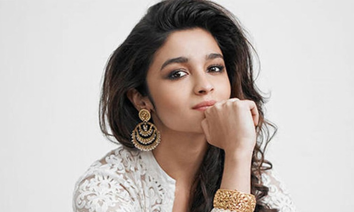 alia bhatt,rrr,rajamouli,rrr sets,ram charan,sitha  ఎట్టకేలకు RRR సెట్స్ లో అలియా!