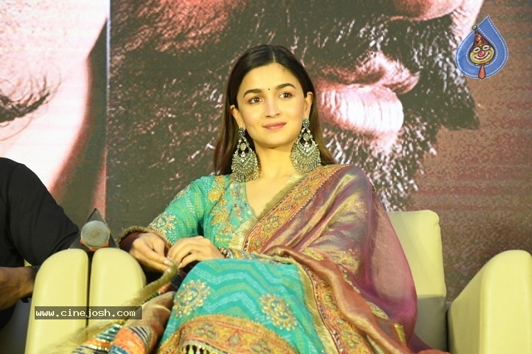 alia bhatt,alia superb telugu speech,t rrr press meet,alia bhatt photos,alia bhatt at rrr press meet  అలియా భట్ తెలుగు భలే ఉంది