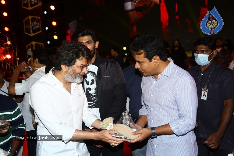 pawan kalyan,trivikram srinivas,bheemla nayak,ktr,bheemla nayak event  క్రెడిట్ అంతా ఆయనదే అంటోన్న పవన్ 