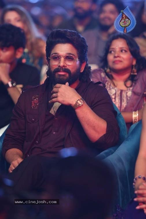 allu arjun  పవన్ సిగ్నల్ కోసం అల్లు అర్జున్ ఎదురు చూపు 