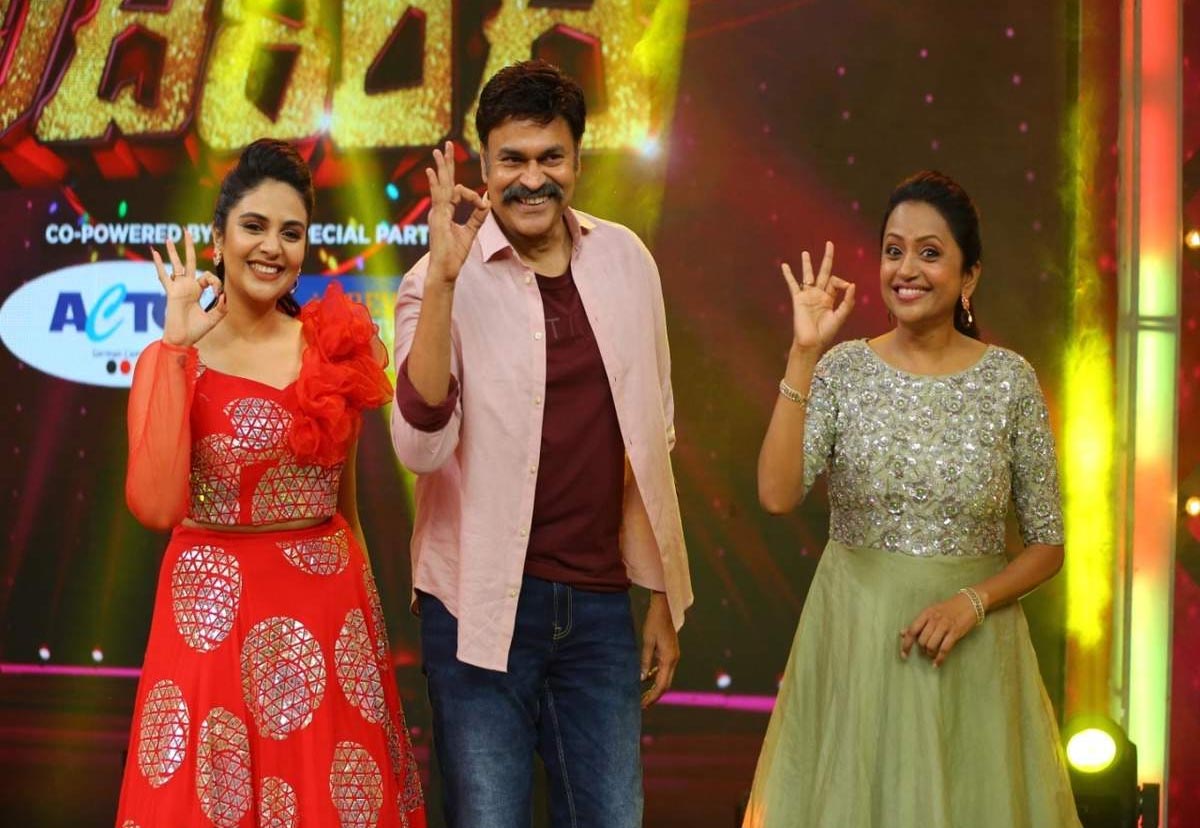 adirindhi 2,bomma adirindhi,sree mukhi,anchor,anasuya,rashmi  సరిపోదు శ్రీముఖి.. కొత్తగా ట్రై చెయ్..!