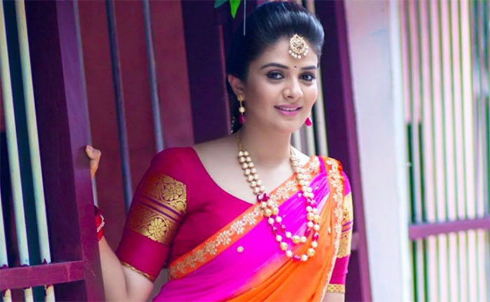 anchor sreemukhi,marriage,anchor,srimukhi,dreams,ranveer singh,bollywood actor  అలాంటోడు శ్రీముఖికి ఎప్పుడు తగలాలి!